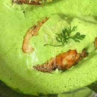 pollo frito con salsa de cilantro