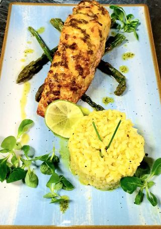 Сьомга с коричка от пармезан, лимоново ризото и аспержи (350г)