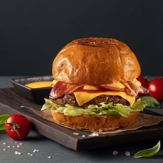 Чізбургер з яловичою котлетою та беконом