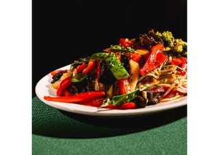 Tallarin Saltado de Hongos y Verduras.
