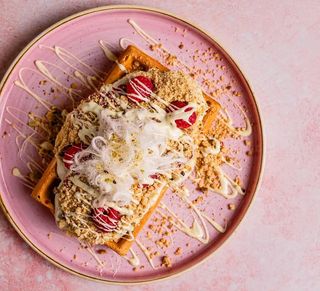 gofr pistacjowy z malinami