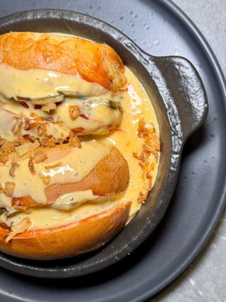 Бургер з телятиною в сирному соусі