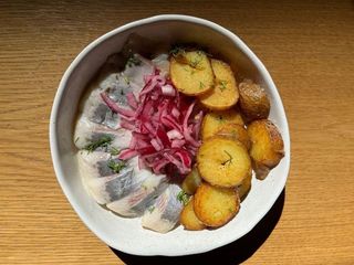 Śledż z cebulką z pieczonymi ziemniakami (210g)