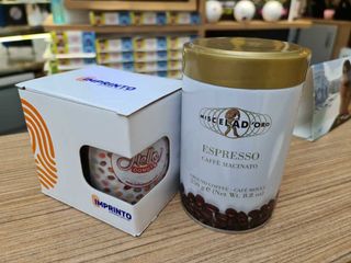 1 Cutie Cafea Miscelad Oro, 1 Cana Hello Donuts si 1 Pix