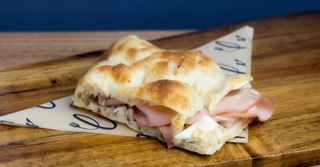 Pinsa mortadella e provola