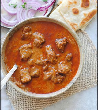 Chicken madras + 1 naan normal