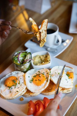 Guacamole, pomidor, trzy jajka sadzone