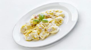 Tortellini con panna e prosciutto
