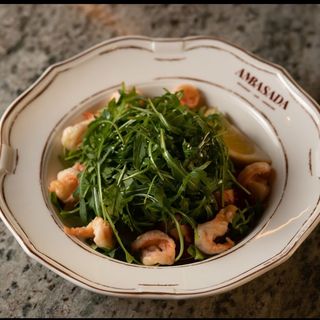 З руколою, креветками та авокадо 