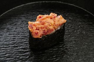 Гункан с тунцом