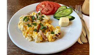 Jajecznica z 3 jaj na boczku