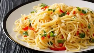 Spaghetti aglio, olio, peperoncino,zucchine, anchoise