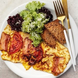 Сніданок з омлетом та беконом