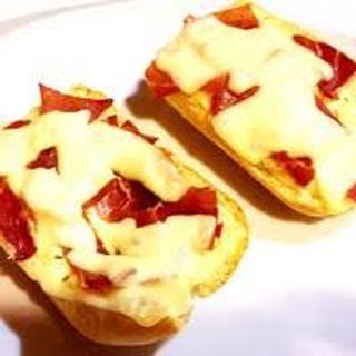 Tostas De Pepperoni Y Queso Fundido