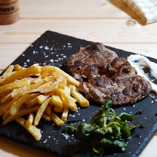 Ceafă de porc grill cu sos de hrean si cartofi prajiti