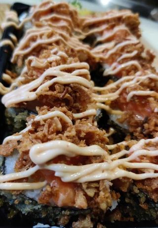 N7. Spicy salmón roll (8 pzs.)