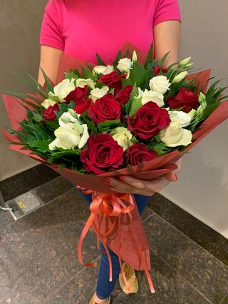 Buchet mare  trandafiri albi și roșii 
