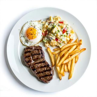 Plato De Filete De Ternera, Patatas, Huevos Y Ensaladilla