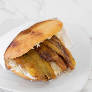 Arepa de Platano Con Queso Blanco