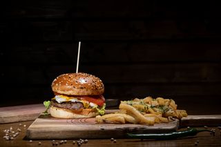 Crown burger cu cartofi prăjiți