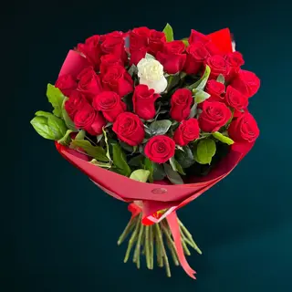 Buchet 31 Trandafiri (30 rosii + 1 Alb)