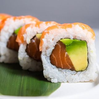84 Salmón Uramaki