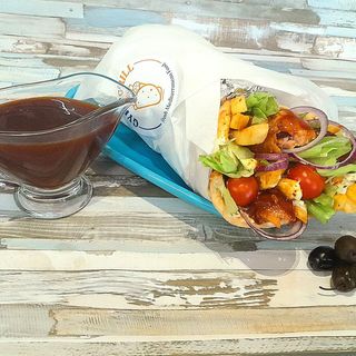 Tentación Al Pollo - Pita Gyro con pollo y salsa BBQ