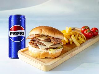 Trodupli bejkon burger, pomfrit i Pepsi