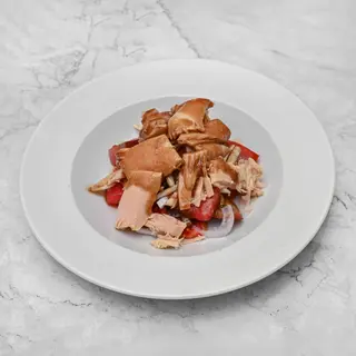 Ensalada de bonito del norte, tomate, cebolla tierna