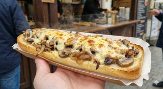 Bułka z pieczarkami i serem