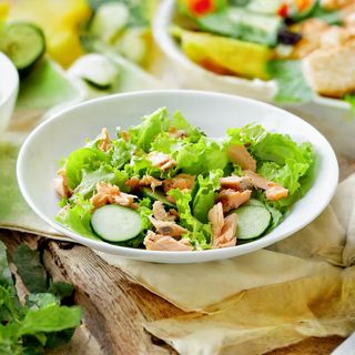 Свежа салата със сьомга (350гр)