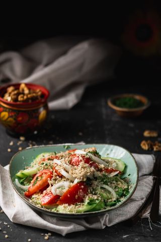 კიტრი-პომიდვრის სალათი ნიგვზით