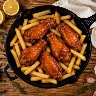 Alette con porzione di patatine fritte