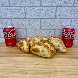 Empanadas (8 Uds.) Y Bebidas (2 Uds.)