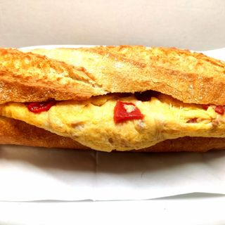 Bocadillo De Tortilla De Atún