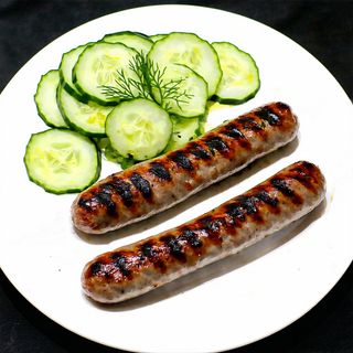 Салата краставици с две кебапчета (200г)