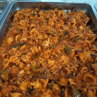 Calamares con tomate y patatas fritas 