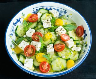 Салата с краставици и сирене