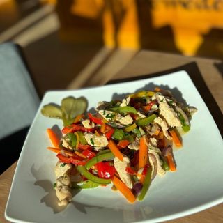 Tigaie cu pui și legume