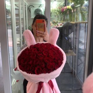 51 червона троянда в рожевому пакуванні