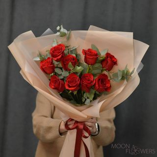 Buchet de trandafiri rosii si eucalipt (S)