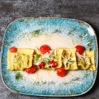 Raviolis de ricotta y espinacas con tomate cherry y albahaca