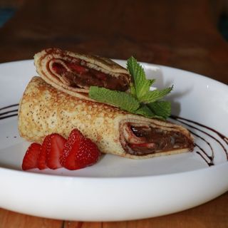 Блины с клубникой и шоколадом