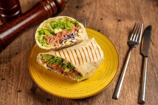 Wrap cu somon afumat și cremă de brânză