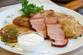 Деруни з копченим беконом