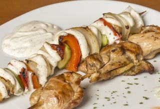 Pileći ražnjići sa grilovanim povrćem mala porcija