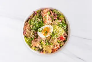 Салат с тунцом, фасолью, запеченным картофелем, томатами и яйцом
