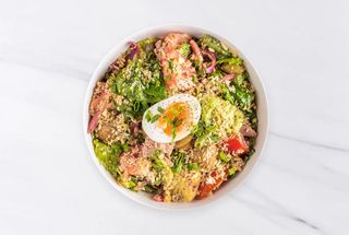 Салат с тунцом, фасолью, запеченным картофелем, томатами и яйцом