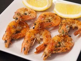 Langostinos A La Plancha (6 Uds.) con patatas fritas y ensalada 