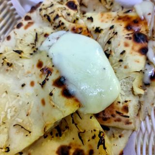 21. Naan (Garlic & Cheese) 1pz